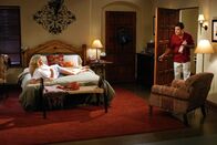 Two and a Half Men – Bis sich Charlie (Charlie Sheen, r.) versieht, zieht die hübsche Frankie (Jenna Elfman, l.) bei ihm und Alan ein ...