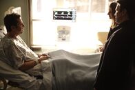 Castle – Gleich zwei hinterhältige Anschläge auf sein Leben überlebt Alan Masters (Jonathan Silverman, l.). Rick (Nathan Fillion, vorne r.) und Kate (Stana Katic, hinten r.) glauben schon bald, dass der unbestechliche Inspekteur unsterblich zu sein scheint, da fängt dieser sich eine Kugel im Kopf ein ...
