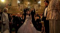 Everything Everywhere All at Once – In einem anderen Universum ist Evelyn (Michelle Yeoh, Mitte) ein berühmter Action-Filmstar und feiert die Premiere ihres neusten Films.