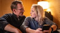 Furia – Ole (Preben Hodneland) fühlt sich zu Ragna (Ine Marie Wilmann) hingezogen und kommt ihr gefährlich nahe.