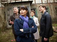 In aller Freundschaft – Pia (Hendrikje Fitz, hinten Mitte) und Roland Heilmann (Thomas Rühmann, hinten links) wundern sich bei der Hausbesichtigung, dass Caro Strehle (Sandra S. Leonhard, vorn) so ruhig ist. Jakob Heilmann (Karsten Kühn) weiß, dass seine Freundin, die Tochter eines Bauunternehmers, Roland und Pias Euphorie für das alte Gemäuer ganz und gar nicht teilt. Jakob hat Caro gebeten, nichts zu sagen, doch als Roland sie direkt anspricht, ist sie ehrlich.