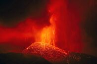 Die Kanarischen Inseln – Der Vulkan auf La Palma schleudert Pyroklast aus sich heraus.