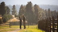 Yellowstone – Lynelle Perry (Wendy Moniz) und John Dutton (Kevin Costner)