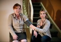 Matterns Revier – Dr. Elshoff (Tina Ruland, r.) kümmert sich um Matterns Mutter Evelyn (Regine Vergeen, l.), die nach einer Kreislaufschwäche gestürzt ist.