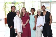 Love Hunters – Gemeinsam kämpfen die "Love Hunters" Birgit (3.v.l.) und Hadnet (3.v.r.) und die Gast Coaches Erich Klann (l.) und Oana Nechiti (2.v.l.) dafür, dass die Liebe siegt und die Beziehung des jungen Paares harmonisch wird.