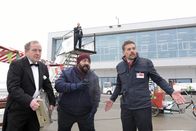 Check Check – (v.l.n.r.) Udo Rothe (Uwe Preuss); Ertu Karahanci (Kailas Mahadevan); Jan Rothe (Klaas Heufer-Umlauf)