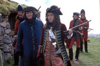 Rob Roy – Der hinterhältige Marquis von Montrose (John Hurt, li.) drangsaliert mit seinem Neffen Archibald Cunningham (Tim Roth, re.) Rob Roy und dessen Familie.