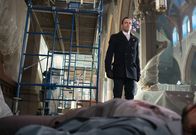 Elementary – Nachdem ein Spion von Morland verhindert hat, dass Holmes (Jonny Lee Miller) und Watson von einer Bombe getötet werden, folgt Holmes der Spur dieses Spions und findet die Leiche des Bombenlegers in einer Kirche. Dort trifft er unerwartet auf seinen Vater ...