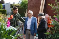 Rentnercops – Der "Prepper" Walter Sobchak (Sebastian Schwarz, l.) führt Günter (Peter Lerchbäumer, M.) und Edwin (Tilo Prückner, r.) zu seinem Bunker.