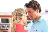 Death in Paradise – Laura (Emma Rigby) und Dan (Julian Ovenden) sind frisch verheiratet und tauschen verliebte Blicke aus.