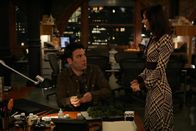 How I Met Your Mother – Da Lily (Alyson Hannigan, r.) immer noch auf der Suche nach ihrer Bestimmung ist, besorgt ihr Ted (Josh Radnor, l.) einen Job als Teamassistentin in seinem Architekturbüro - ob das gut geht?