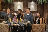 How I Met Your Mother – Bei einem Brunch muss nicht nur Ted, sondern auch seine Freunde Barney (Neil Patrick Harris, l.), Marshall (Jason Segel, M.) und Lily (Alyson Hannigan, r.) erfahren, dass seine Eltern bereits seit zehn Monaten geschieden sind ...