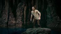 Uncharted – In einer Höhle stößt Nate (Tom Holland) schließlich auf den legendären Schatz, doch er bleibt dort nicht lange alleine.