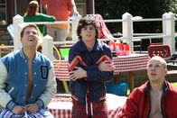 The Middle – Axl (Charlie McDermott, M.) und seine Kumpels Sean (Beau Wirick, l.) und Darrin (John Gammon, r.) hatten eigentlich auf heiße Bikini-Mädels gehofft. Doch, wie sie selber schnell feststellen müssen, ist es auf dem Grillfest etwas zu kalt für Bademode ...