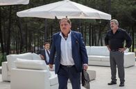 Der Lissabon-Krimi – Silva (Jürgen Tarrach, Mitte) übernimmt die Verteidigung seines Feindes Zarco (André Gago, re.). Dessen Anwalt Ferreira (Ben Bela Böhm) traut ihm jedoch nicht.
