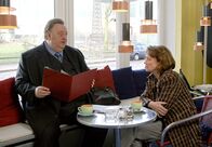 Der Dicke – Gregor Ehrenberg (Dieter Pfaff, l.) ehemalige Sekretärin Iris (Barbara Focke, r.) soll Geld unterschlagen haben. Im Bistro erzählt sie ihm, was wirklich passiert ist.
