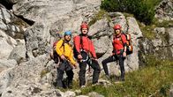 Die Bergretter – Nachdem Simon das Bergretter-Team verlassen hat, werden Markus (Sebastian Ströbel, l.) und Katharina (Luise Bähr, r.) wieder von Tobi (Markus Brandl, M.) unterstützt.