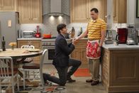 Two and a Half Men – Nach seinem Herzinfarkt beschließt Walden (Ashton Kutcher, l.) Vater zu werden und da er keine Frau hat, möchte er ein Kind adoptieren. Doch da seine Chancen gegen Null gehen, da er männlich und nicht verheiratet ist, sieht er keinen anderen Ausweg, als um Alans (Jon Cryer, r.) Hand anzuhalten ...