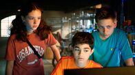 Die Pfefferkörner – Leo (Charlotte Farhadi), Hakim (Mads Albatros) und Moritz (Jan Friedrichsen) fragen sich, was Amy am Computer recherchiert haben könnte.