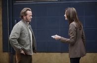 Castle – Kate (Stana Katic, r.) und ihr Team verdächtigen Marcus Gates (Lee Tergesen, l.) des Mordes. Es gibt nur ein Problem, denn er hat ein Alibi ...