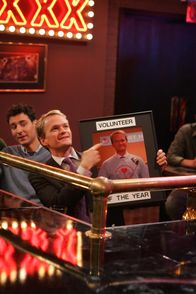 How I Met Your Mother – Nicht nur, dass Barney (Neil Patrick Harris) in dem Obdachlosenheim aushilft, er wird auch noch zum "Freiwilligen des Jahres" ernannt ...