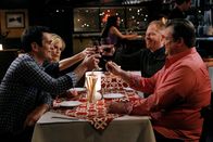 Modern Family – Phil (Ty Burrell, l.) hat mit Hilfe von Cameron (Eric Stonestreet, r.) und Mitchell (Jesse Tyler Ferguson) ein Haus verkauft und lädt die beiden gemeinsam mit Claire (Julie Bowen) als Dankeschön zum Essen ein.
