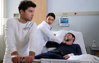 In aller Freundschaft – Als Kris Haas (Jascha Rust, li.) in das Zimmer von "Mister X" (Constantin Lücke, re.) kommt, fasst dieser sich panisch ans Herz. Dr. Maria Weber (Annett Renneberg) ist sofort zur Stelle. Der Patient hat wahrscheinlich durch seine Amnesie eine Panikattacke.