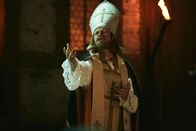 Sketch History – Der Bischof von Arl (Max Giermann) lässt (fast) nichts anbrennen und antwortet einer Hexe auf dem Scheiterhaufen im Rahmen eines Musicals.