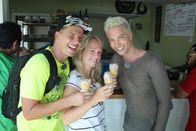 Verrückt nach Meer – Entertainmentmanagerin Cori, Reiseleiter Moritz und Sänger Julian David sind auf dem Rückweg zum Schiff an einer Eisdiele vorbeikommen. Sie essen die Spezialität Koko-Eis, ein Schokoladeneis in Apia.