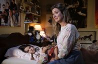 Young Sheldon – Missy (Raegan Revord, l.); Mary (Zoe Perry, r.)