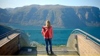 Wunderschön! – Man darf sich sogar vorne anlehnen, doch auf dem Stegastein wird einem auch schon so schwindelig - 600 Meter über dem Aurlandsfjord.