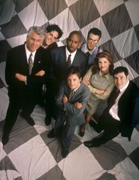 Chaos City – (1. Staffel) - (v.l.n.r.) Die große Unterstützung des Bürgermeisters Winston (Barry Bostwick): James (Alexander Gaberman), Carter (Michael Boatman), Michael (Michael J. Fox), Stuart (Alan Ruck), Nikki (Connie Britton) und Paul (Richard Kind).