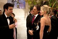 How I Met Your Mother – Auf einem Empfang im Naturkundemuseum von New York trifft Ted (Josh Radnor, l.) zu seiner großen Überraschung auf die Aktivistin Zoey (Jennifer Morrison, r.). Es stellt sich heraus, dass sie mit einem älteren Mann verheiratet ist, der sich von allen "Der Captain" (Kyle MacLachlan, M.) nennen lässt ...