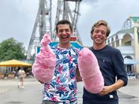 Checker Tobi – Wer schafft es, nicht zu lachen? Tobi und der Kabarettist Omar checken, was der Lachreflex ist.