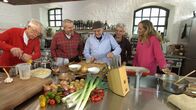 Kochen mit Martina und Moritz – Martina Meuth und Moritz Neuner-Duttenhofer (2.v.r.) feiern Weihnachten - und werden mit ausgesuchten, prominenten Gästen und Freunden überrascht, die in diesem Falle die beiden Kultköche des WDR Fernsehens mit feinen, kulinarischen Köstlichkeiten verwöhnen wollen. - Martina Meuth (2.v.r.) und Moritz Neuner-Duttenhofer (l) mit ihren Gästen Tamina Kallert (r), Koch Franz Keller, Dietmar Bär (2.v.l., "Tatort"). Franz Keller erfreut die Runde mit seiner selbst hergestellten Leberwurst.