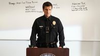The Rookie – Officer John Nolan (Nathan Fillion) motiviert seine Kollegen für den Einsatz.