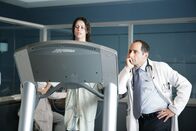 Dr. House – Dr. Chris Taub (Peter Jacobson) führt einige Tests mit der Patientin Spencer (Angela Gots) durch. Was fehlt der jungen Frau?