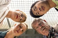 Rentnercops – Dr. Rosalind Schmidt (Helene Grass, l.o.), Vicky Adam (Katja Danowski, l.u.), Günter Hoffmann (Wolfgang Winkler, r.u.) und Hui Ko (Aaron Le, r.o.) begutachten die Leiche des Vergewaltigers. Er wurde erstochen und hat einen Genickbruch.