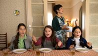 Leberkäseland – Hausfrau wider Willen: Latife (Neda Rahmanian) und ihre Töchter Lale (Elyna Donchev, 3. v. re.), Nihal (Ronja Russow, 2. v. re.) und Peyda (Anna Shirin Habedank, re.).
