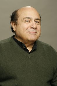 It's Always Sunny in Philadelphia – (3. Staffel) - Frank Reynolds (Danny DeVito) ist der juristische Vater von Dennis und Dee, beteuert immer nur das Beste für seine Kinder zu wollen, nutzt sie allerdings ständig aus und spannt sie für seine Zwecke ein ...