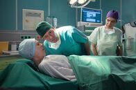 In aller Freundschaft – Es ist Weihnachten und Dr. Philipp Brentano (Thomas Koch, mi.) hat eigentlich frei, doch Berta Ingheim (Martina Wildgrube, li.) hat sich den Oberschenkelhals gebrochen, der schnell operiert werden sollte. Als Philipp der Patientin jedoch OP-bereit gegenübersteht, stellt sich heraus, dass sie weit mehr Symptome hat, unter anderem Husten und Fieber, und er sie so nicht operieren kann. Auch Schwester Jasmin Hatem (Leslie-Vanessa Lill, re.) wundert sich über die schnelle Verschlechterung des gesundheitlichen Zustands der Patientin.