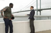 Elementary – (v.l.n.r.) Alfredo Llamosa (Ato Essandoh); Sherlock Holmes (Jonny Lee Miller)