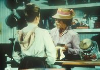 Unsere kleine Farm – Mrs. Oleson (Katherine MacGregor, r.) stellt fest, dass Alice (Hersha Parady, l.) schon wieder anschreiben lassen möchte.