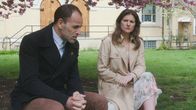 Elementary – Als eine mysteriöse Frau (Joanna Christie, r.) aus Holmes (Jonny Lee Miller, l.) Vergangenheit auftaucht, bringt ihn das ganz schön aus der Fassung ...