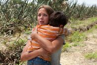 Looper – Als Sara (Emily Blunt, l.) klar wird, dass ihr Sohn Cid (Pierce Gagnon, r.) sterben muss, für etwas, was erst in der Zukunft geschehen wird, versucht sie alles, um ihn in Sicherheit zu bringen. Doch der ältere Joe heftet sich an ihre Fersen ...