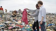 WeltWeit – Kenia importiert 180.000 Tonnen gebrauchte Textilien jedes Jahr, ein Großteil landet auf der Dandora-Mülldeponie. Textilmüll-Aktivistin Janet Chemitei und WeltWeit-Reporter Patrick A. Hafner.