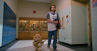 Ted – Ted (l.); John Bennett (Max Burkholder, r.)