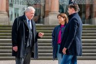 Der Staatsanwalt – Kurze Lagebesprechung vor der Staatsanwaltschaft: Oberstaatsanwalt Bernd Reuther (Rainer Hunold, l.) ist stets im Austausch mit Hauptkommissarin Julia Schröder (Anika Baumann, M.) und Oberkommissar Alexander Witte (Jannik Mioducki, r.).