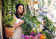 Bella und der Feigenbaum – Bella Sommer (Christine Neubauer) versorgt in ihrer Wohnung in Palma ihre Balkonpflanzen.