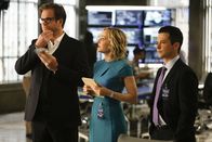 Bull – Um Richards Unschuld zu beweisen, müssen Bull (Michael Weatherly, l.), Marissa (Geneva Carr, M.) und Benny (Freddy Rodriguez, r.) die Geschworenen in die richtige Richtung lenken. Doch ist Richard wirklich unschuldig, wie er behauptet?; Um Richards Unschuld zu beweisen, müssen Bull (Michael Weatherly, l.), Marissa (Geneva Carr, M.) und Benny (Freddy Rodriguez, r.) die Geschworenen in die richtige Richtung lenken. Doch ist Richard wirklich unschuldig, wie er behauptet?